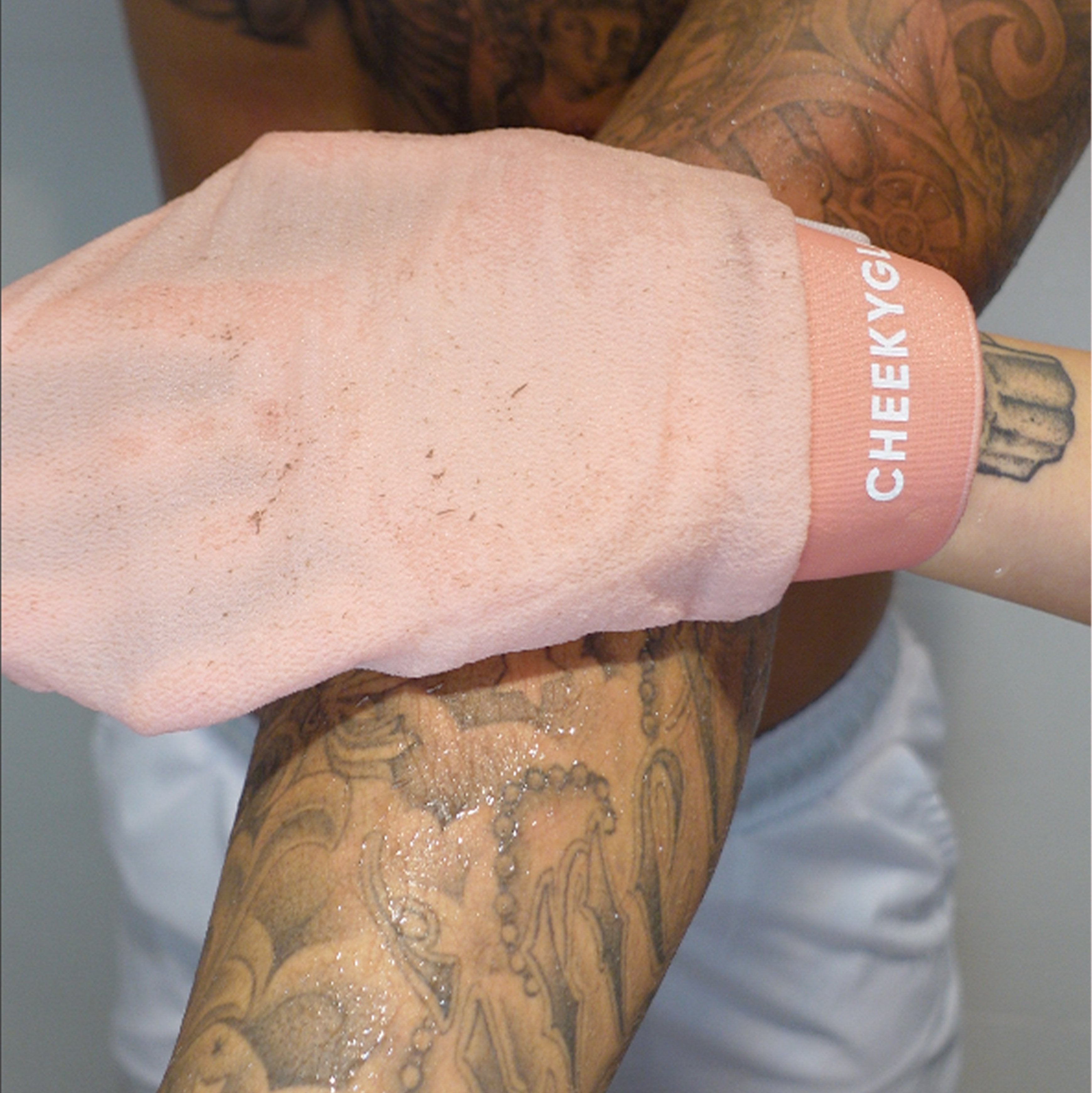 CheekyGlo Exfoliating Glove (Pink) - Cheeky Glo